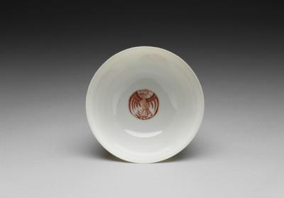 图片[2]-White stem cup with encircled phoenix decoration in overglaze red, Qing dynasty (1644-1911)-China Archive